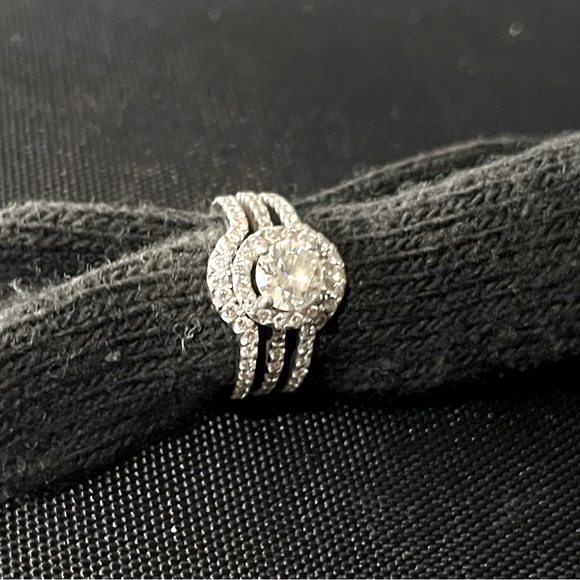 Set (3) of Platinum Diamond rings. - Picture 1 of 4